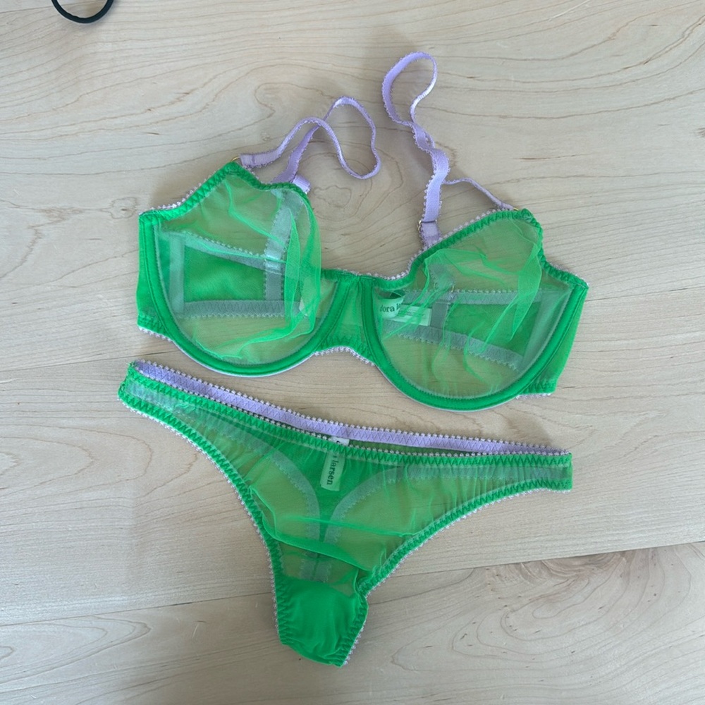 Dora Larsen set